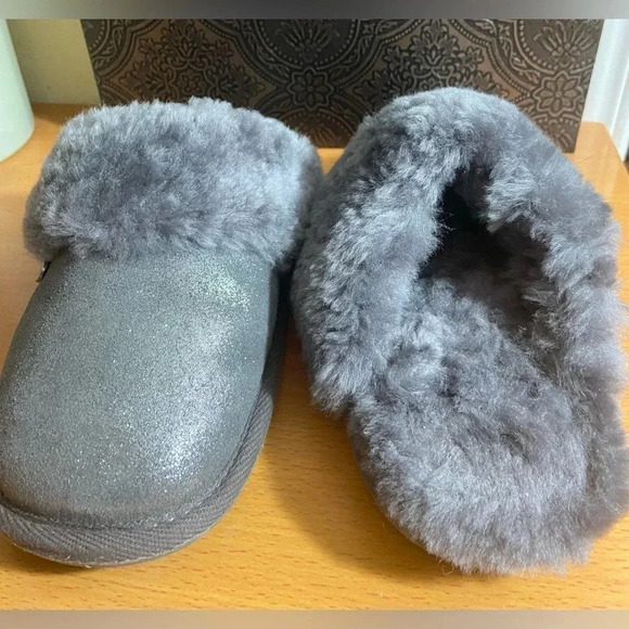 J.U.S.T Sheepskin Slippers - Size  small 5-6 - Picture 6 of 12